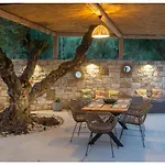 Natura Oliva House *